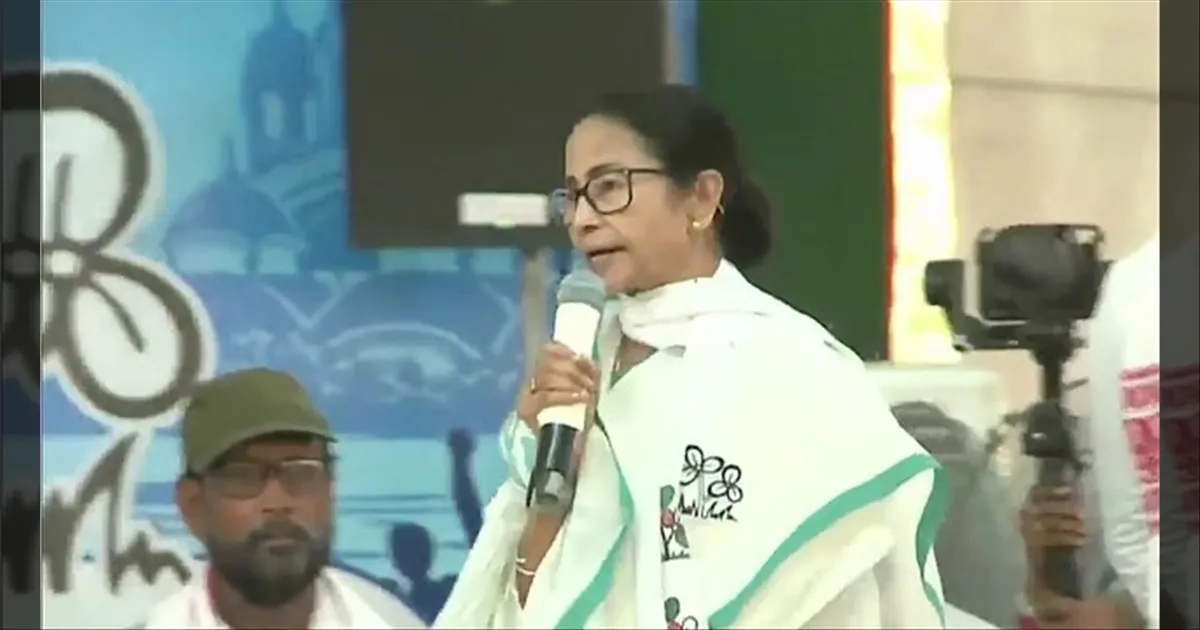 பெண்களை சப்போர்ட்-க்கு அழைத்து.. சர்ச்சையில் சிக்கிய மம்தா பானர்ஜி..!! விளக்கம் கேட்ட எலக்ஷன் கமிஷன்..!!