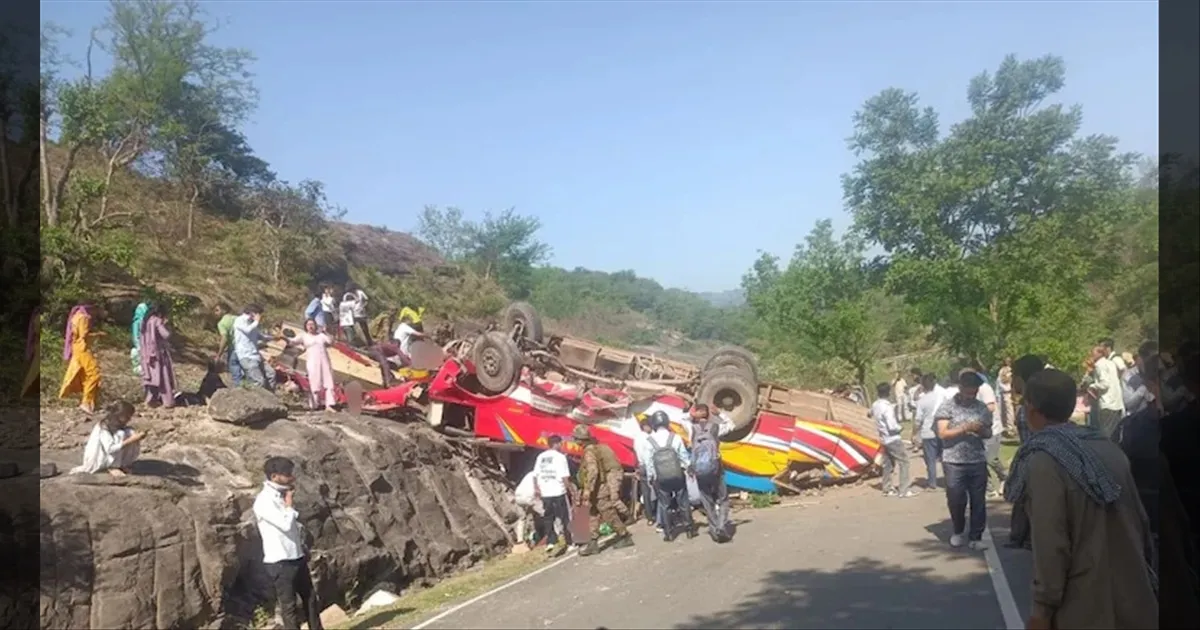 காஷ்மீர்: பள்ளத்தாக்கில் கவிழ்ந்து விபத்துக்குள்ளான பேருந்து..!! எகிறும் பலி எண்ணிக்கை..!!