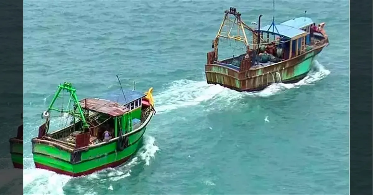 தொடரும் இலங்கை கடற்படை அட்டூழியம்..!! தமிழக மீனவர்கள் 14 பேர் கைது.. தீவிரமடையும் மீன்பிடி சர்ச்சை..!!