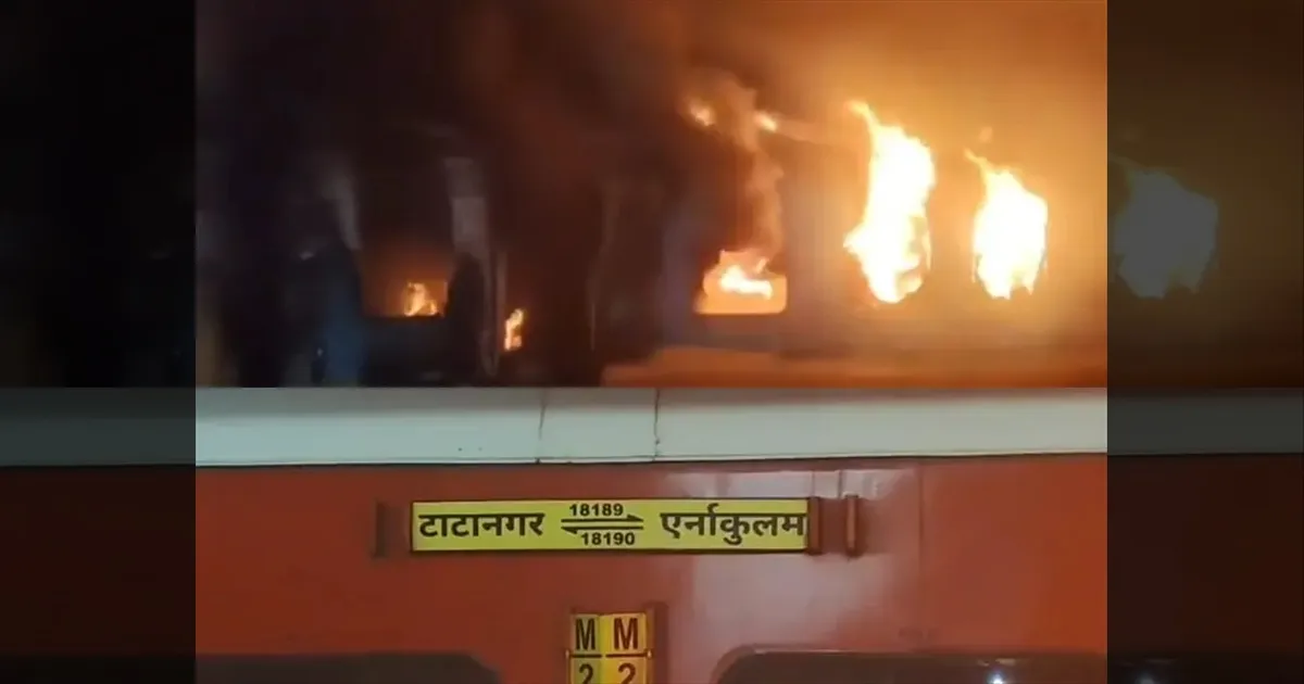 ஆந்திராவில் பரபரப்பு..!! திடீரென தீப்பிடித்து எரிந்த ரயில் பெட்டிகள்..!! 158 பயணிகளின் கதி என்ன..??