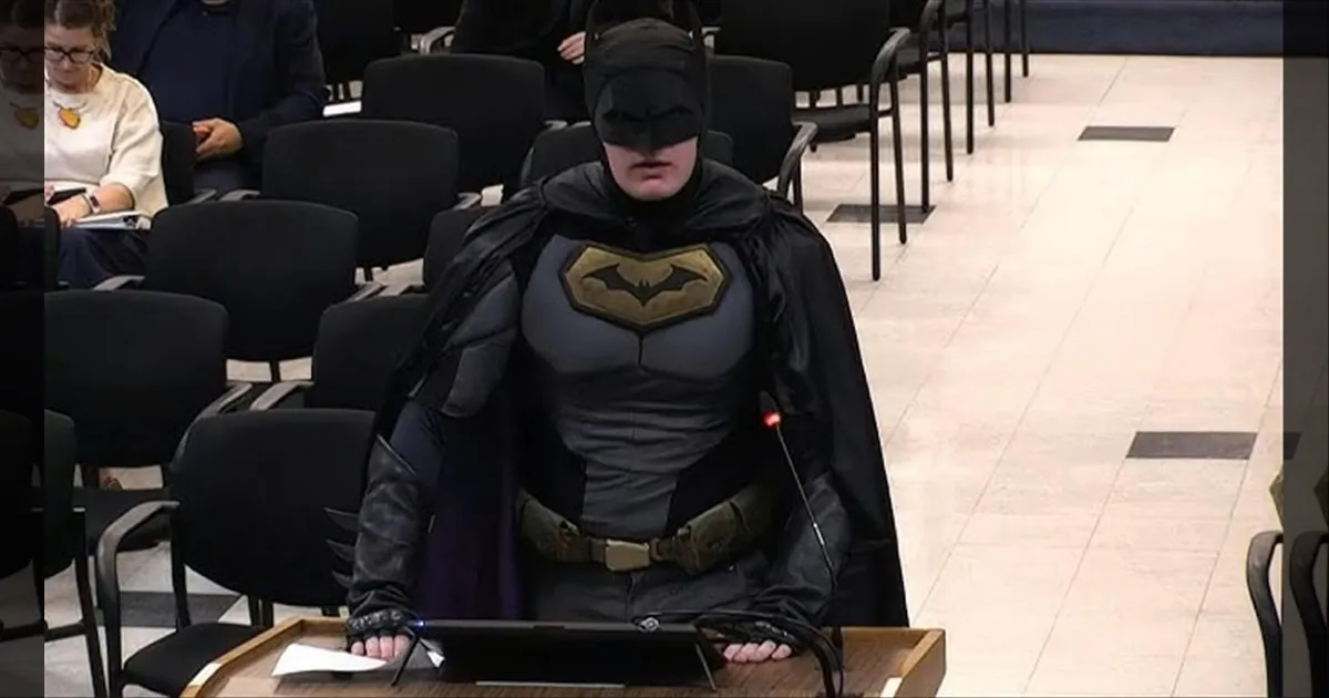 கையில லெட்டர்..!! கலிபோர்னியா நகர சபைக்கு வந்த 'பேட்மேன்'..!! பரபரப்பு..!!