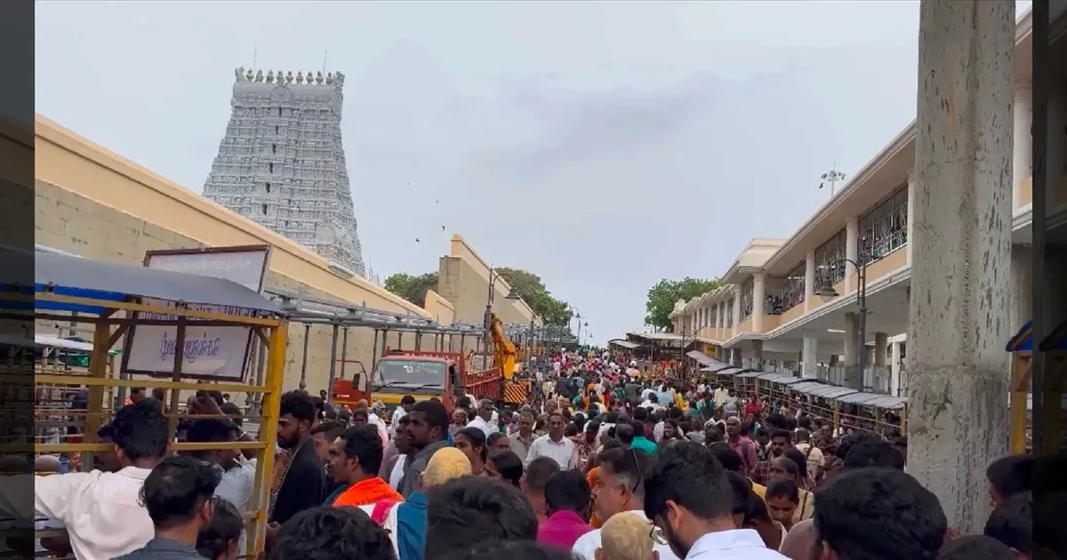 எல்லாம் செந்தில்நாதனை காண.. பக்தர்களால் நிரம்பி வழிந்த திருச்செந்தூர்.. நீண்ட நேரம் காத்திருந்து தரிசனம்..!!