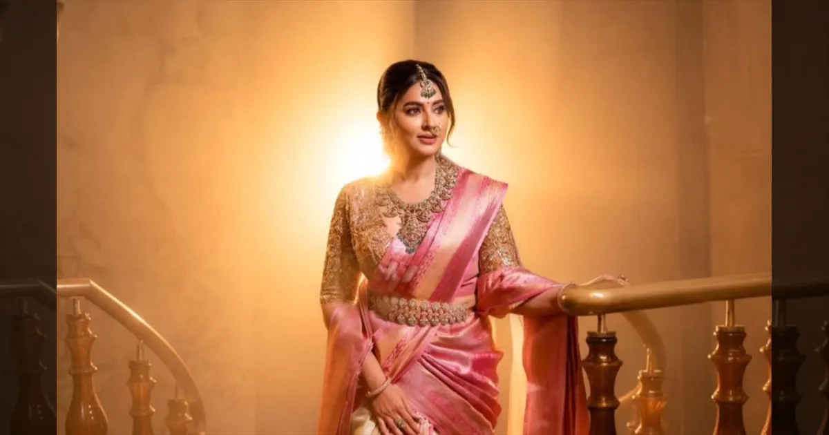 பட்டுப்புடவையில் ஜொலிக்கும் புன்னகை அரசி..! கலக்கல் லுக்கில் வசீகரிக்கும் நடிகை சினேகா..! 