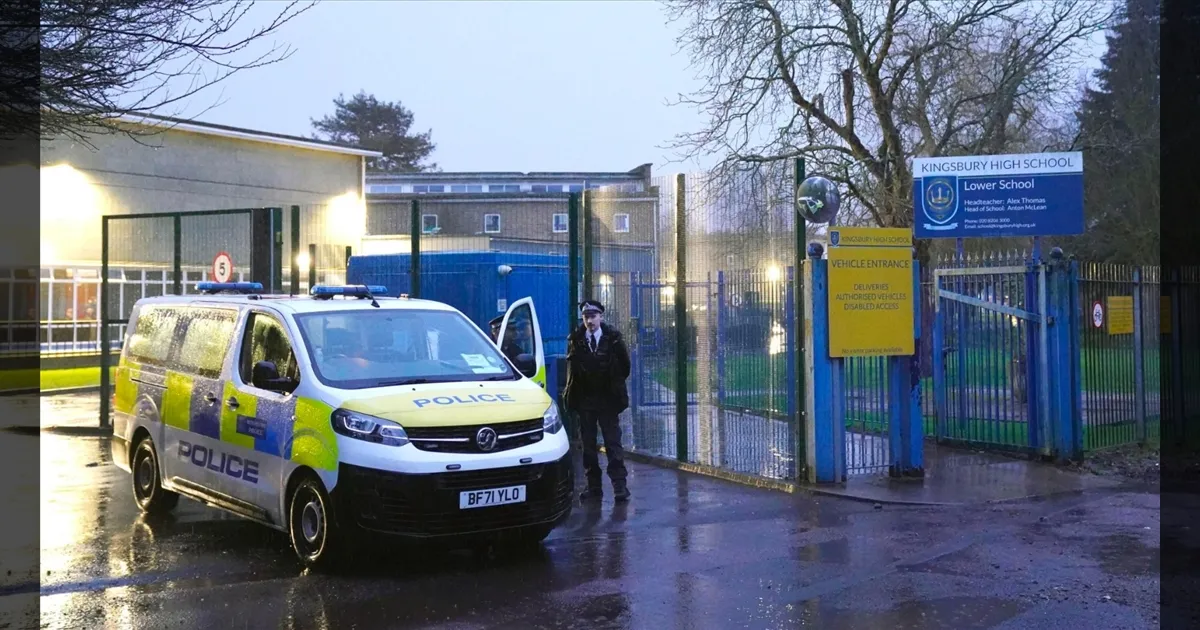 லண்டன்: பள்ளியில் பயங்கரம்..!! சக மாணவர்கள் 2 பேருக்கு கத்திக்குத்து..!! 13 வயது சிறுவன் கைது..!!