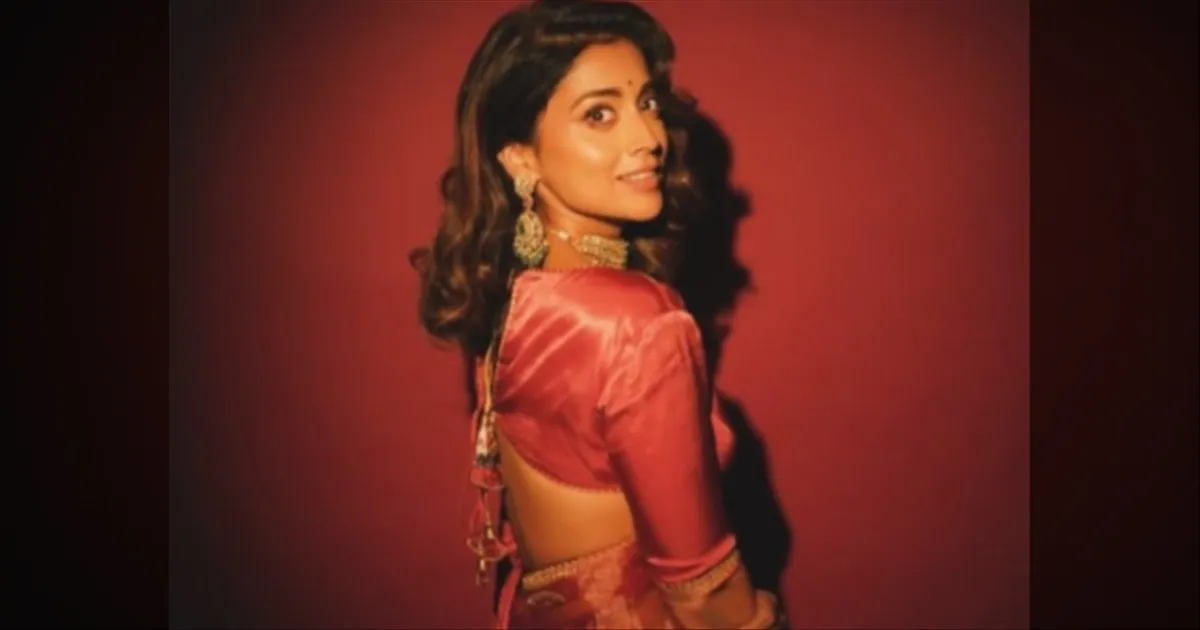 மாடர்ன் ட்ரெஸ விட சேலையில் வேற லட்சணம்..! நடிகை ஸ்ரேயா சரண் வெளியிட்ட அழகிய போட்டோஸ்..!