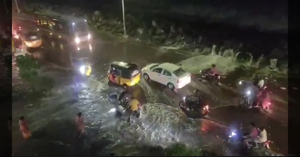 முன்கூட்டியே நெருங்கும் அர்னாப் புயல்: எண்ணூரில் தடுப்புகளைத் தாண்டி பாயும் கடல் அலைகள்!