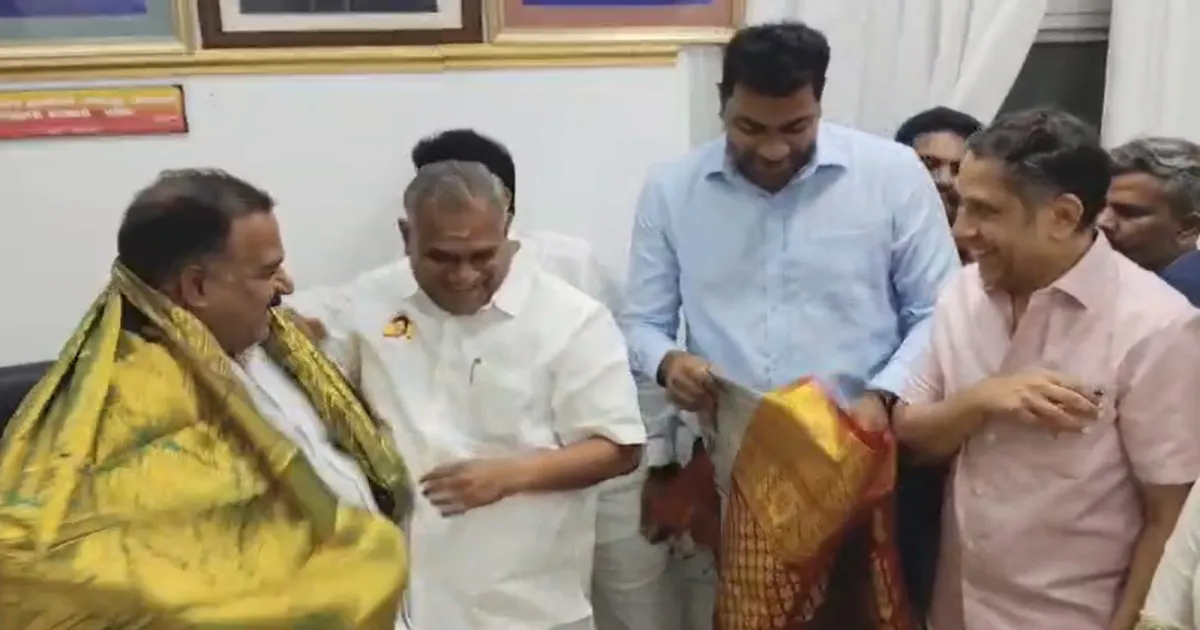 விஜய் தலைமையில் தோழமைக் கட்சிகள் கூட்டம்: காங்கிரஸ் நிர்வாகிகளை நேரில் அழைத்த தவெக அமைச்சர்கள்!