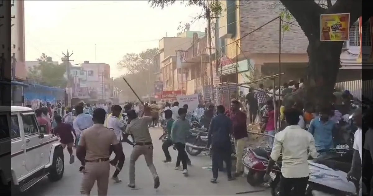 திண்டிவனம் ராமதாஸ் இல்லம் அருகே போலீஸ் தடியடி: மயான கொள்ளை திருவிழாவில் பாமகவினர் மீது தாக்குதல்!