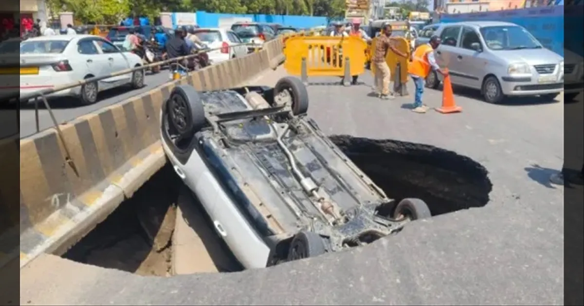 OMR-ல் உயிரை பதறவைத்த பள்ளம்..!! சாலையில் ஏற்பட்ட குழியில் சிக்கிய கார்..!! தப்பிய நபர்!!