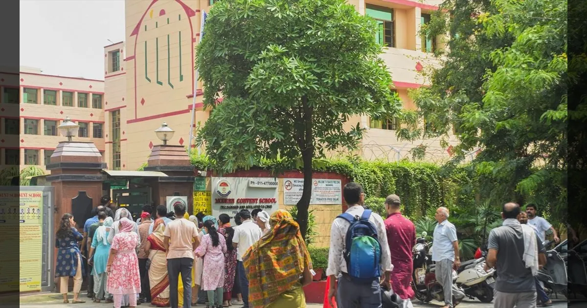 உங்க ஸ்கூல்ல பாம் வெச்சிருக்கோம்.. பரபரப்பான டெல்லி.. பதறிய ஆசிரியர்கள், மாணவர்கள்..!!