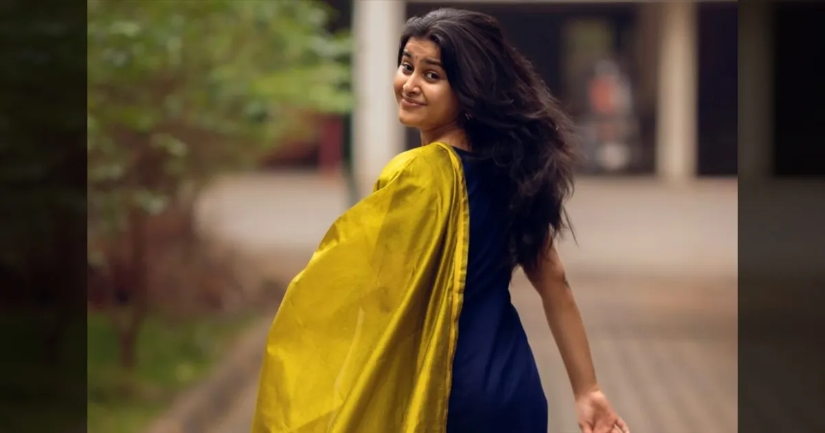 பெரிதாக கவர்ச்சியும் இல்ல.. கிளாமரான லுக்கும் இல்ல..! ஆனாலும் இளசுகளை சிரிப்பால் மயக்குறீங்களே ஷாலினி..!