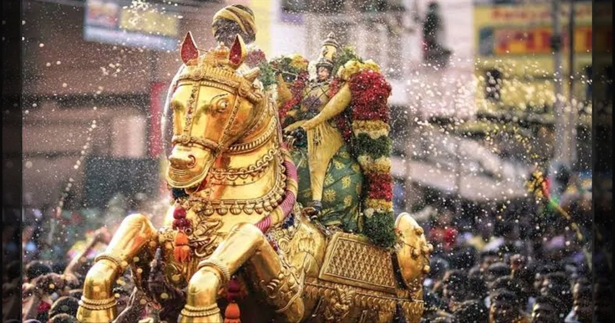 #BREAKING: தங்கக்குதிரை வாகனத்தில் வைகை ஆற்றில் இறங்கினார் கள்ளழகர்…விழாக் கோலம் பூண்டது தூங்கா நகரம்