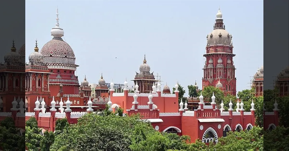 இந்த சமூகத்தில் தான் குறை..! திருநங்கை மறுவாழ்வு திட்டம்..! தமிழக அரசுக்கு உயர்நீதிமன்றம் உத்தரவு..!