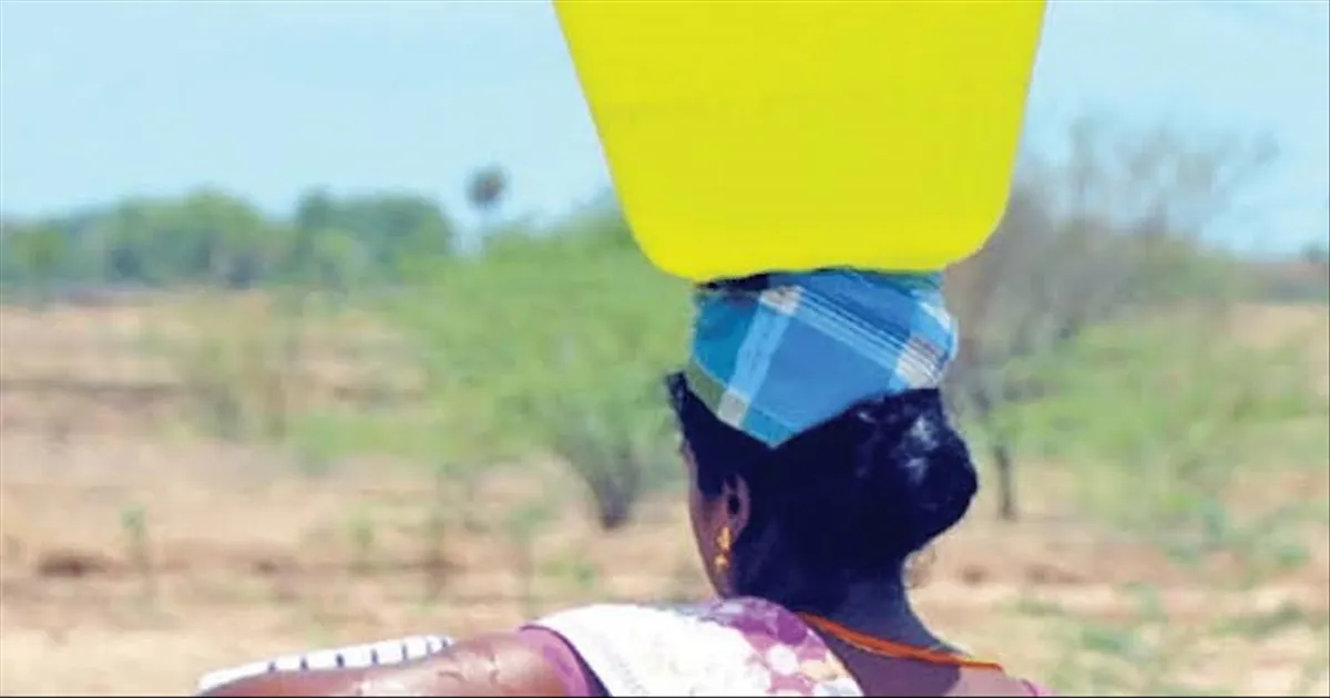 தடைப்பட்ட குடிநீர் விநியோகம்! பாறை இடுக்கில் சொட்டும் நீரை பிடித்துச் செல்லும் அவலம்…