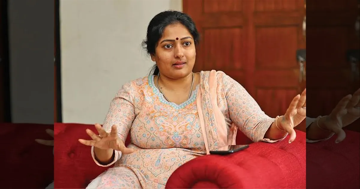 விளம்பரத்திற்காக விஜயோடு சண்டை! தி. மலை சம்பவம் கண்ணுக்கு தெரிலையா? விளாசிய காயத்ரி ரகுராம்...!