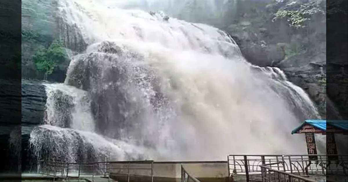 கொட்டி தீர்க்கும் கனமழை... அருவிகளில் ஆர்ப்பரிக்கும் தண்ணீர்... சுற்றுலா பயணிகளுக்கு தடை...!