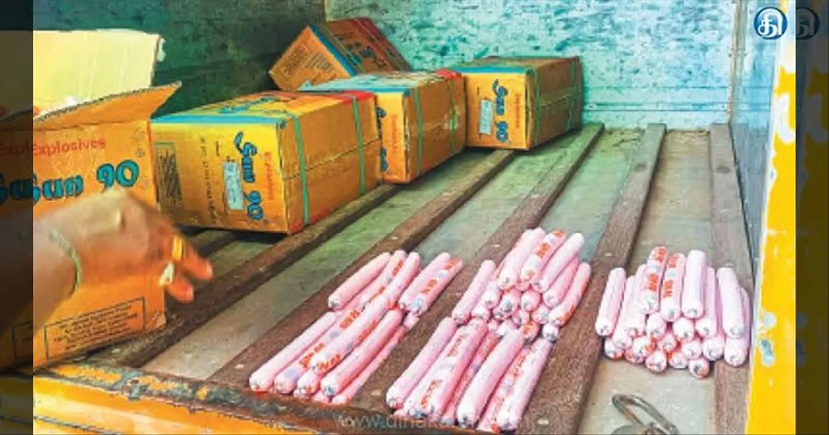 அரசு பள்ளி அருகே புதர்களில் கிடந்த ஜெலட்டின் குச்சிகள்... மோப்ப நாய்கள் கொண்டு தீவிர சோதனை...!