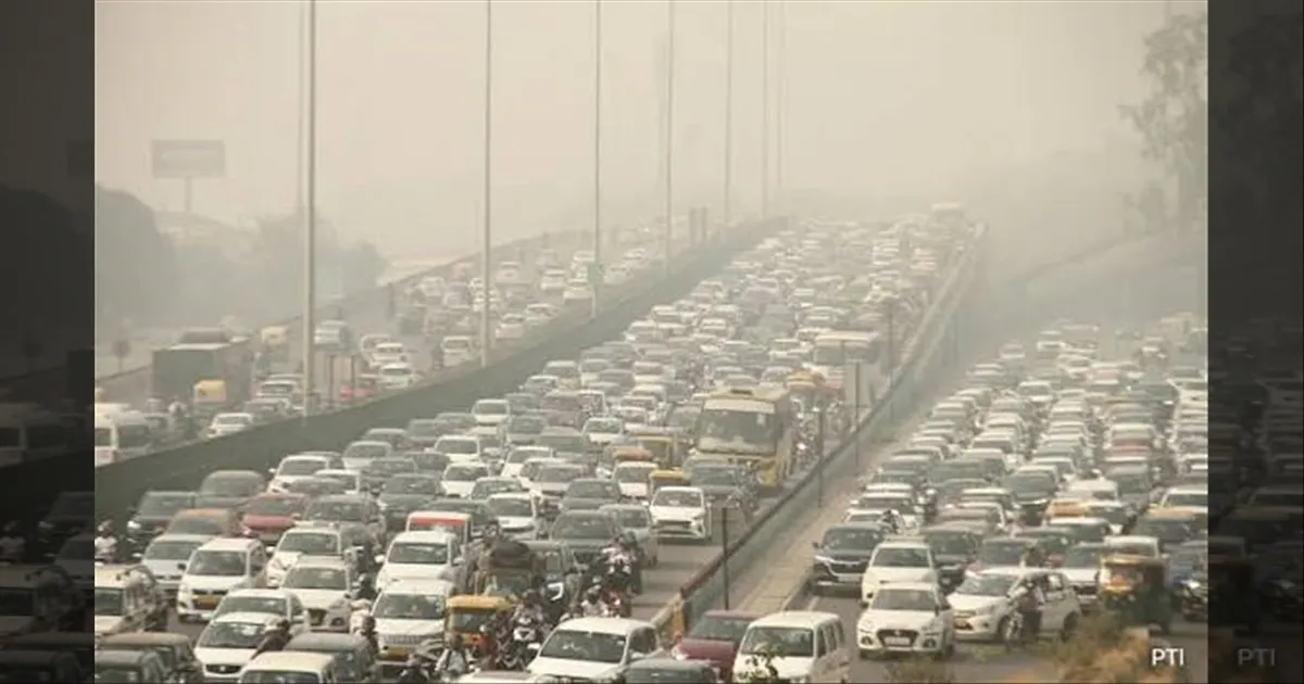 சர்ரென உயரும் டெல்லி காற்று மாசு... திணறும் தலைநகரம்... பெட்ரோலுக்கு கட்டுப்பாடு விதிப்பு...!