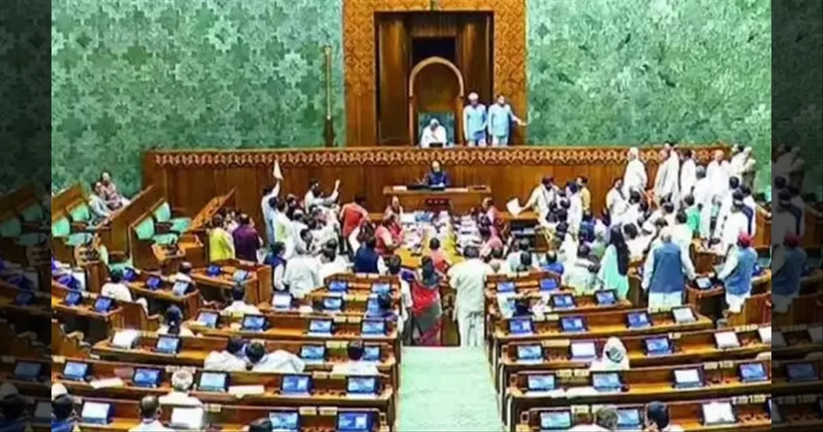 லோக் சபாவில் பரபரப்பு..! 9 எம்.பி.க்கள் சஸ்பெண்ட்..! பேப்பரை கிழித்து சபாநாயகரை நோக்கி வீசியதால் பதற்றம்..!