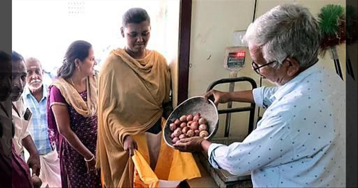 வெடித்தது வெங்காய விவகாரம்..! கொந்தளித்த ரேஷன் கடை ஊழியர்கள்..! கடையடைப்பு போராட்டம்..!