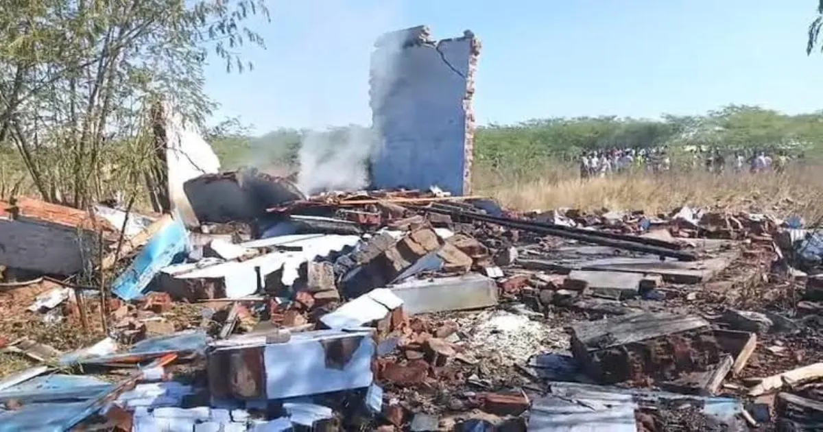 பரமத்தி வேலூரில் பயங்கர நாட்டு வெடி விபத்து: இருவர் பலி, 4 பேரை மீட்க போராட்டம்!