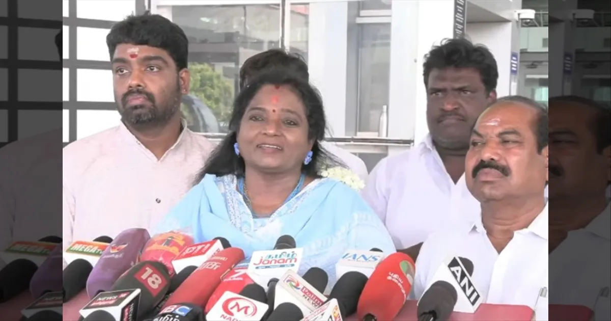 தமிழக அமைச்சர்களுக்கு இறுமாப்பு ஜாஸ்தி! இவங்களா தமிழை காப்பாத்துறாங்க? தமிழிசை சாடல்...