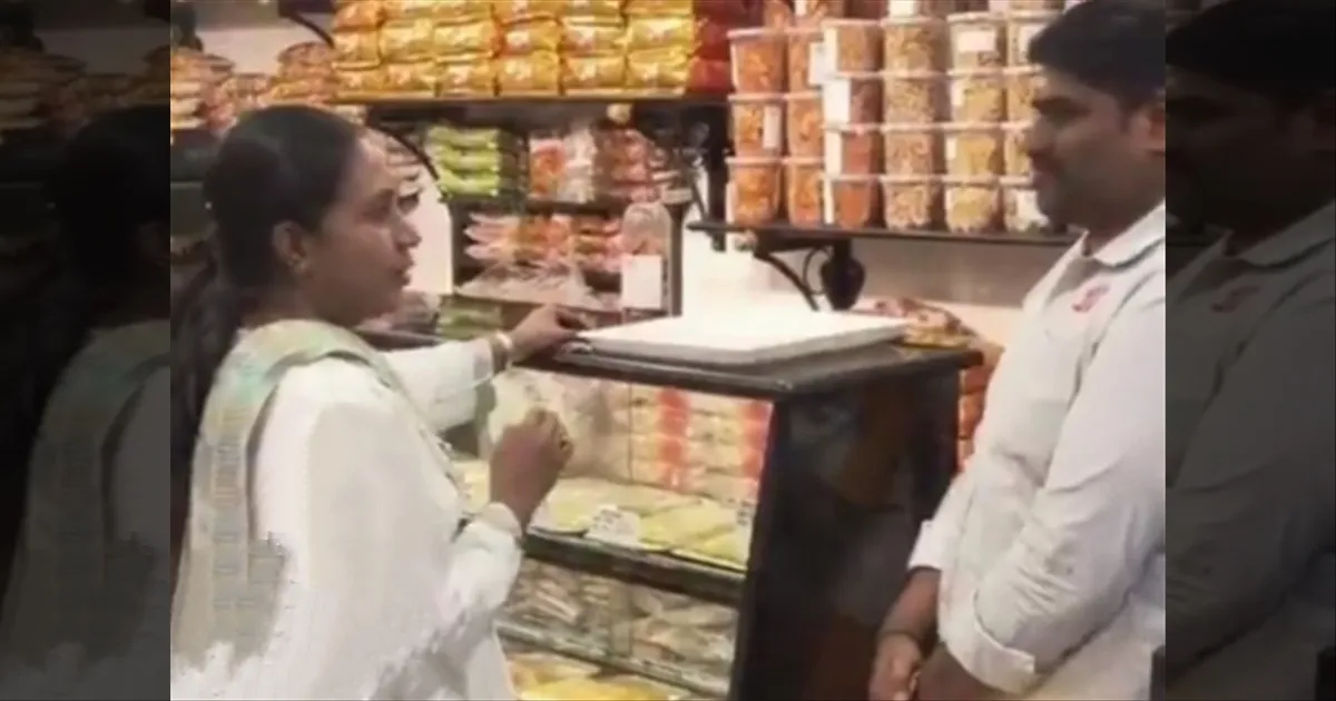 மோடிஜிக்கு நன்றி சொல்லுங்க... பலகாரக் கடைக்கு விசிட் அடித்த வானதி ஸ்ரீனிவாசன்...!
