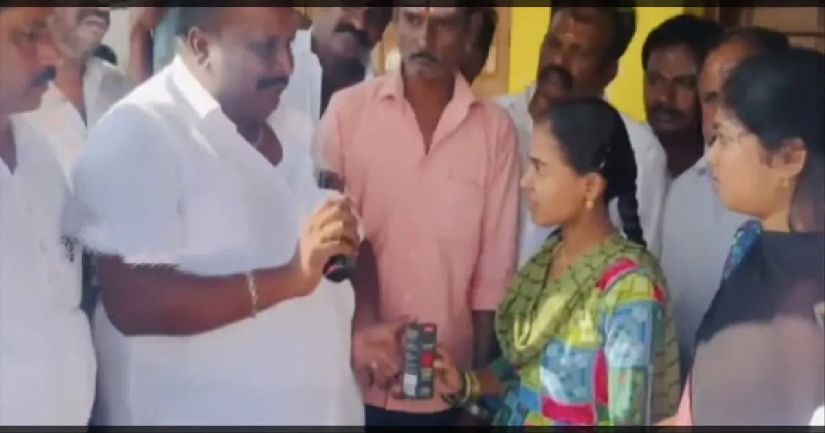 பெண்களுக்கு பெப்பர் ஸ்ப்ரே... கோவையில் அதிமுகவினர் நூதன விழிப்புணர்வு...!