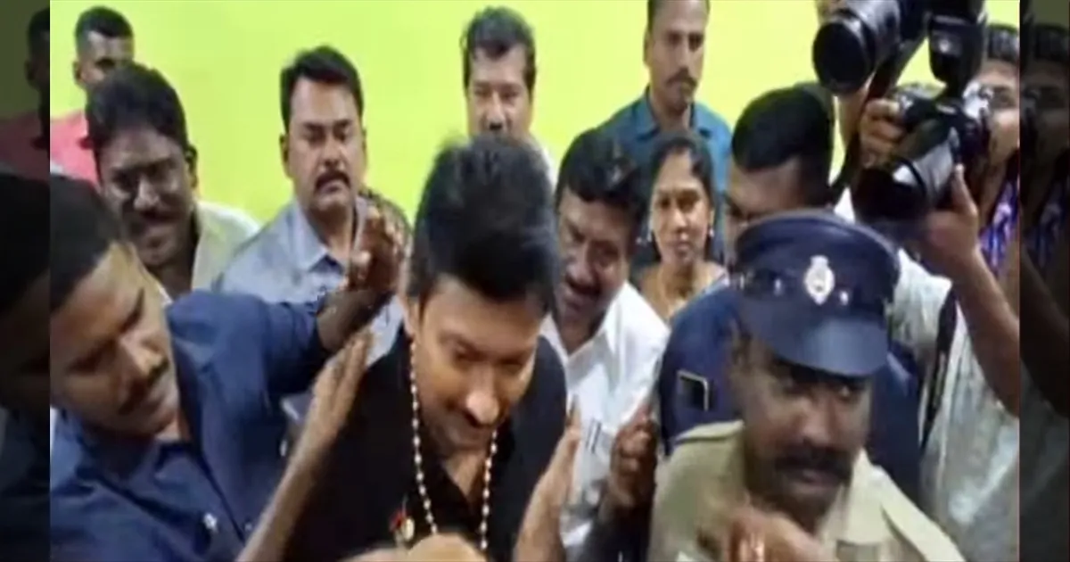 நிச்சயமா வீடு கட்டி தர்றோம்..! உறுதியளித்த துணை முதல்வர்… மணிகள் அணிவித்து மகிழ்ந்த நரிக்குறவர்கள்…! 