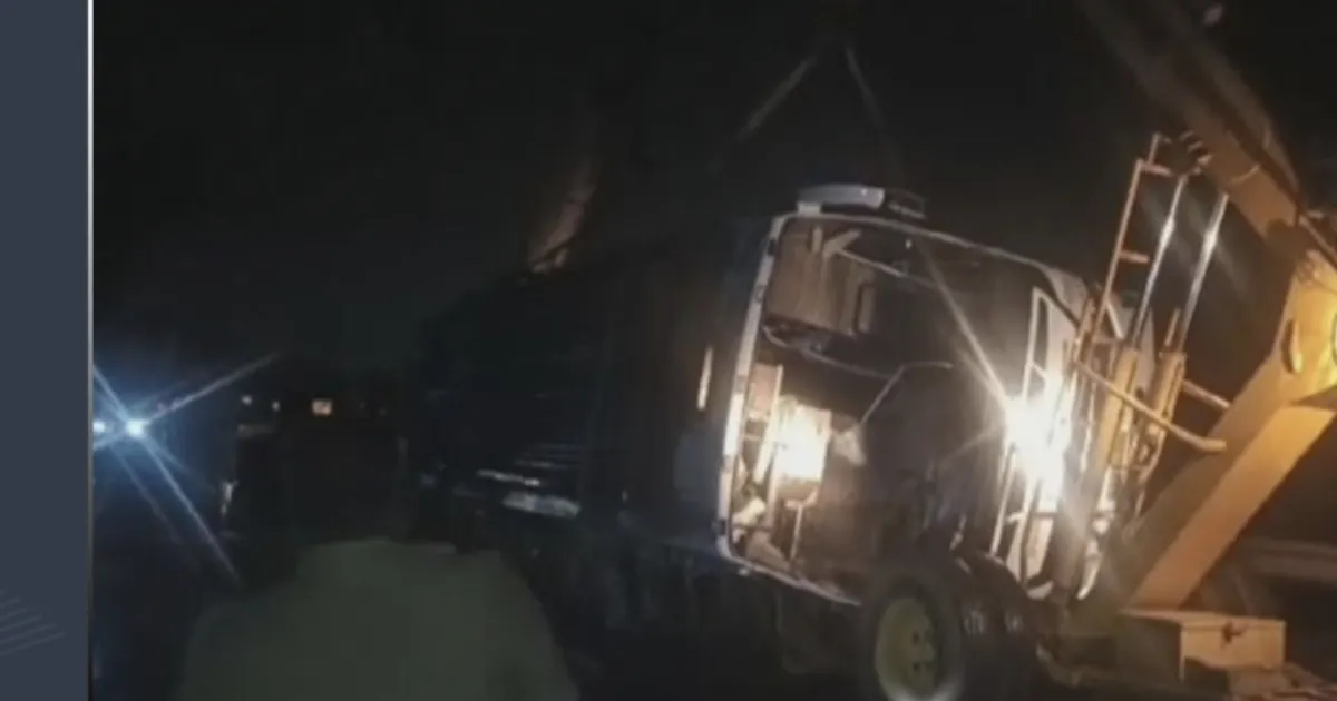 அதிகாலையில் கேட்ட அலறல் சத்தம்... தலைக்குப்புற கவிழ்ந்த ஆம்னி பேருந்து...23 பயணிகளுக்கு நேர்ந்த பரிதாபம்...!