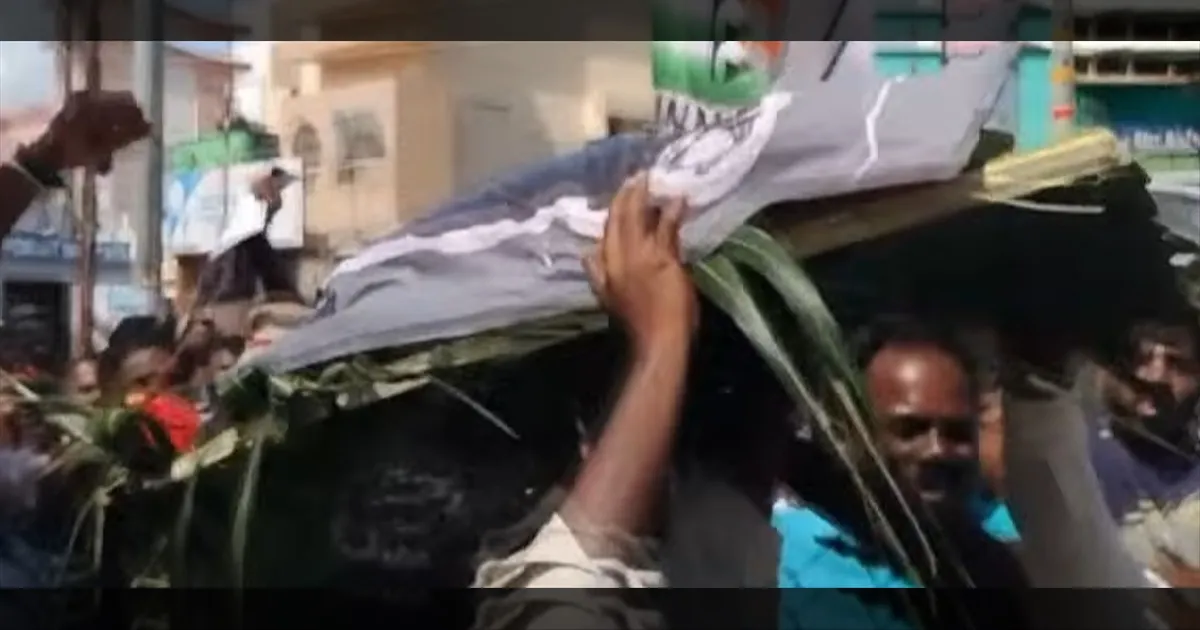 தேர்தல் ஆணையத்துக்கு பாடை... போராட்டத்தில் குதித்த புதுவை காங்கிரஸ் கட்சியினர்...! 