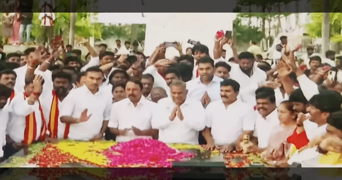 MGR, அண்ணா நினைவிடத்தில் செங்கோட்டையன்... தவெக தொண்டர்கள் புடைசூழல் மரியாதை...!