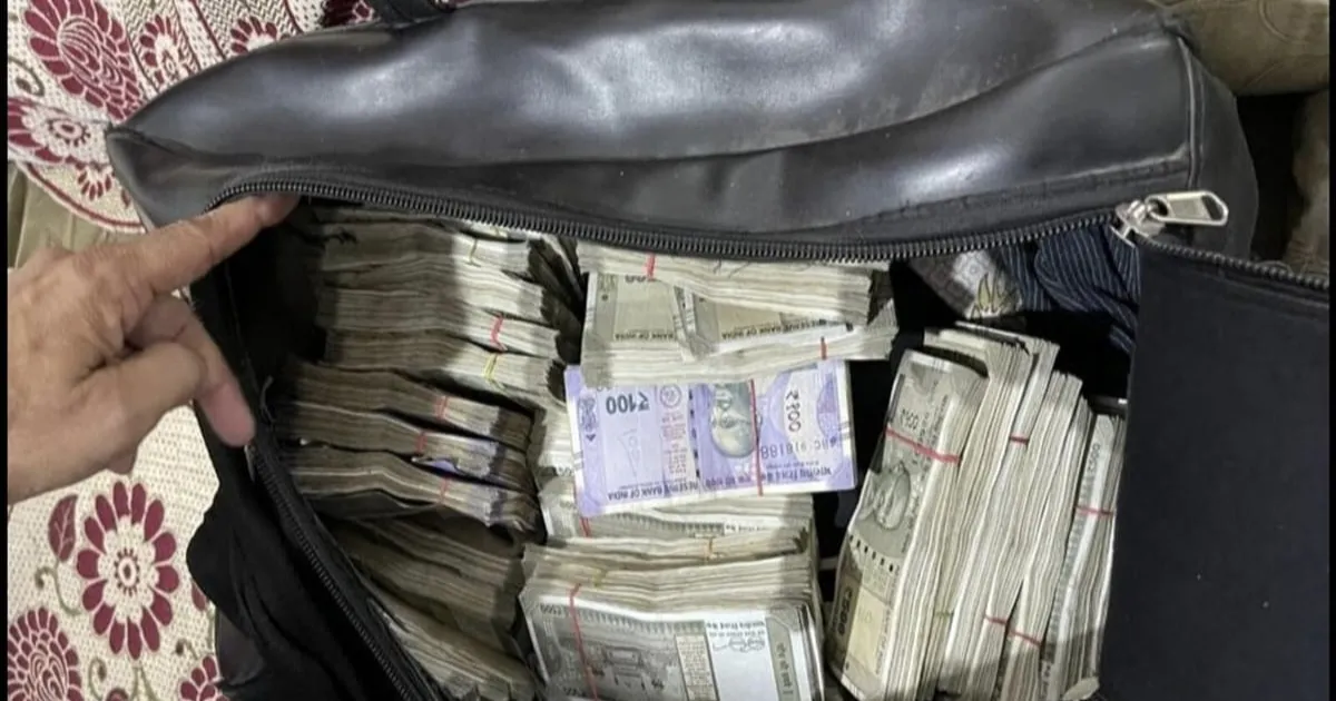 திடீர் ட்விஸ்ட்... வந்தே பாரத் ரயிலில் கட்டுக் கட்டாய் சிக்கிய பணம்... பாஜக நிர்வாகியிடம் துருவி, துருவி விசாரணை ...!  