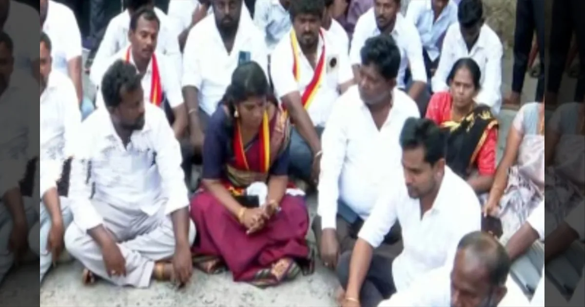 என்ன நடந்தாலும் நகர மாட்டோம்.. TVK அலுவலகம் முன்பு தர்ணா…! 