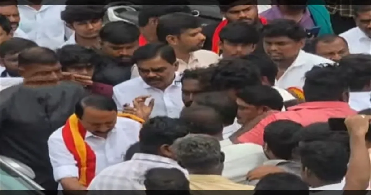 10 வருஷமா உழைக்கிறோம்… பொறுப்பு தரல… செங்கோட்டையினை முற்றுகையிட்ட தவெக தொண்டர்கள்…!