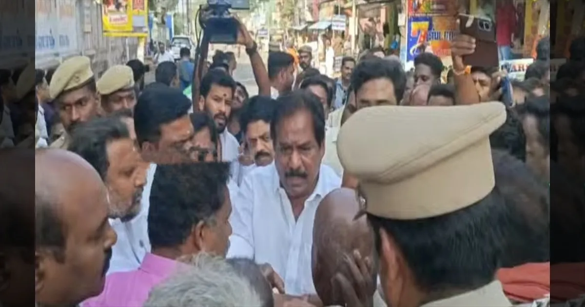 அவனியாபுரம் ஜல்லிக்கட்டு... ஒருதலைப் பட்சமா நடக்குறீங்க..!  முகூர்த்தக்கால் நடும் விழாவில் அமைச்சர் மூர்த்தியிடம் வாக்குவாதம்...!