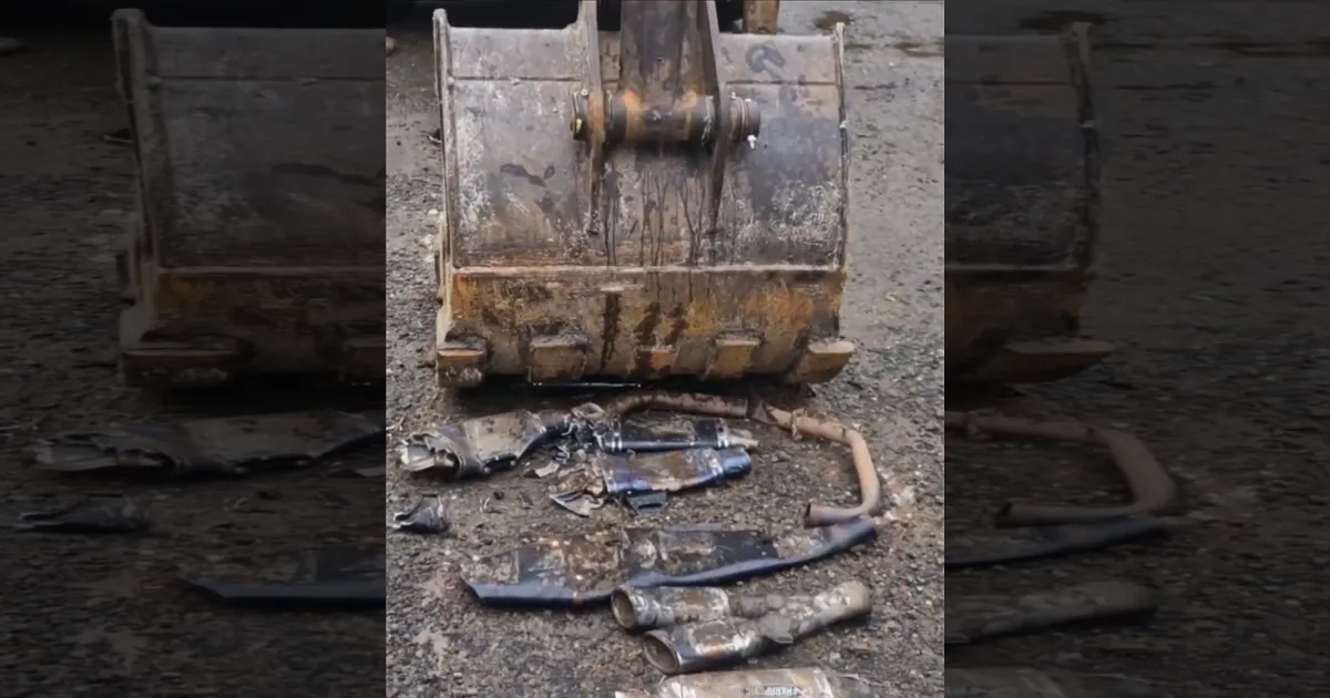 இன்னும் அடங்கல. ! SOUND-ஆ போடுற?.. சைலன்ஸர்களை ஜேசிபி வைத்து நசுக்கிய டிராபிக் போலீஸ்..!