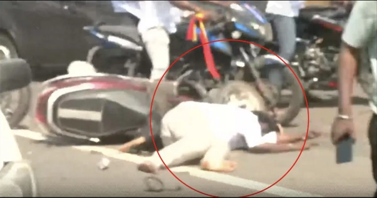 இளைஞர் கவலைக்கிடம்... விஜய் வாகனத்தை பின் தொடர்ந்ததால் விபத்து..!! 