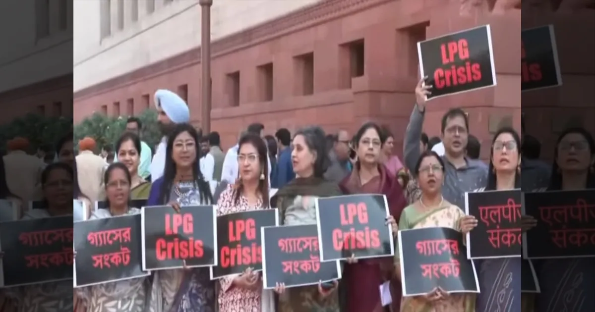 தலை விரித்தாடும் சிலிண்டர் பிரச்சனை... நாடாளுமன்ற வளாகத்தில் எம்பிக்கள் ஆர்ப்பாட்டம்..!!