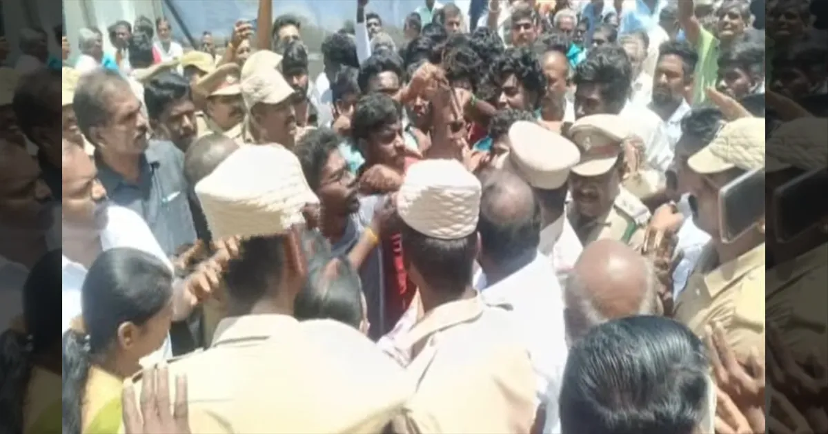 நேற்று ஏன் வரல? குற்றவாளிகள் எங்கே? கனிமொழியிடம் கிராம மக்கள் ஆவேசம்..!