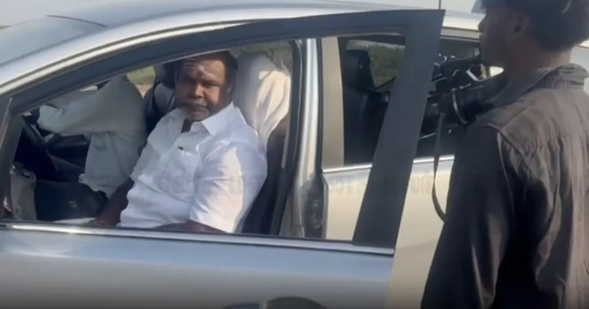 மிஸ் ஆக கூடாது..!! ஆர்.பி உதயகுமார் காரில் அதிரடி சோதனை... தேர்தல் பறக்கும் படையினர் மும்முரம்..!!