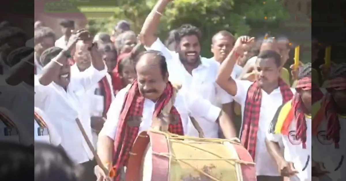 அடடே..! களைக்கட்டியாச்சு தேர்தல் திருவிழா... டிரம்ஸ் அடித்து வாக்குச் சேகரித்த திமுக வேட்பாளர்..!