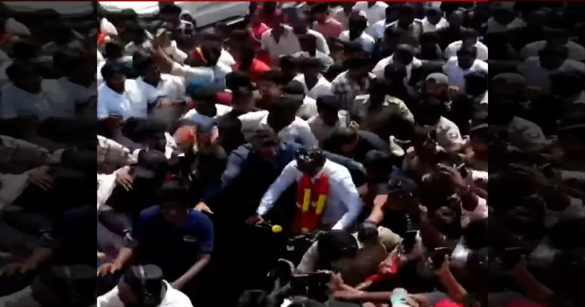 #BREAKING: காரைக்குடியில் ரோடு ஷோ… ஆர்ப்பரிக்கும் தொண்டர்கள் நடுவே சைக்கிள் ஓட்டிய விஜய்..! 