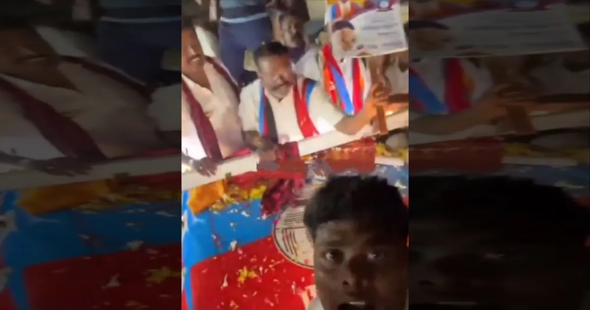 பிரச்சார வாகனத்தில் ஏறிய தொண்டர்..!பதாகையால் அடித்து கீழே இறக்கிய திருமா..!!