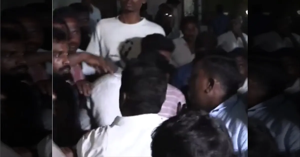 டோக்கன்களை அதிமுகவினர் பதுக்கி வைத்ததாக புகார்..! போலீஸ் கண்முன்னே வெடித்த பிரச்சனை..!