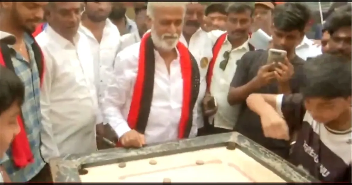 துறைமுகம் தொகுதியில் தீவிர வாக்கு சேகரிப்பு.. சிறுவர்களுடன் கேரம் விளையாடிய சேகர்பாபு..!