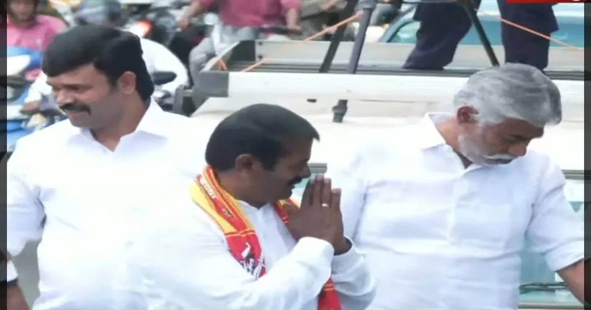 காரைக்குடியில் சீமான் ரோடு ஷோ..! தொண்டர்கள் உற்சாக வரவேற்பு..!!