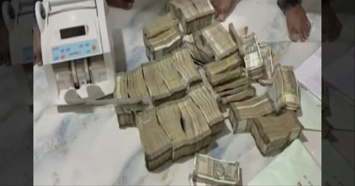 மயிலாப்பூர் திமுக வேட்பாளரின் ஆதரவாளர் வீட்டில் கட்டுகட்டாக பணம்..! தட்டி தூக்கிய தேர்தல் பறக்கும் படை..!