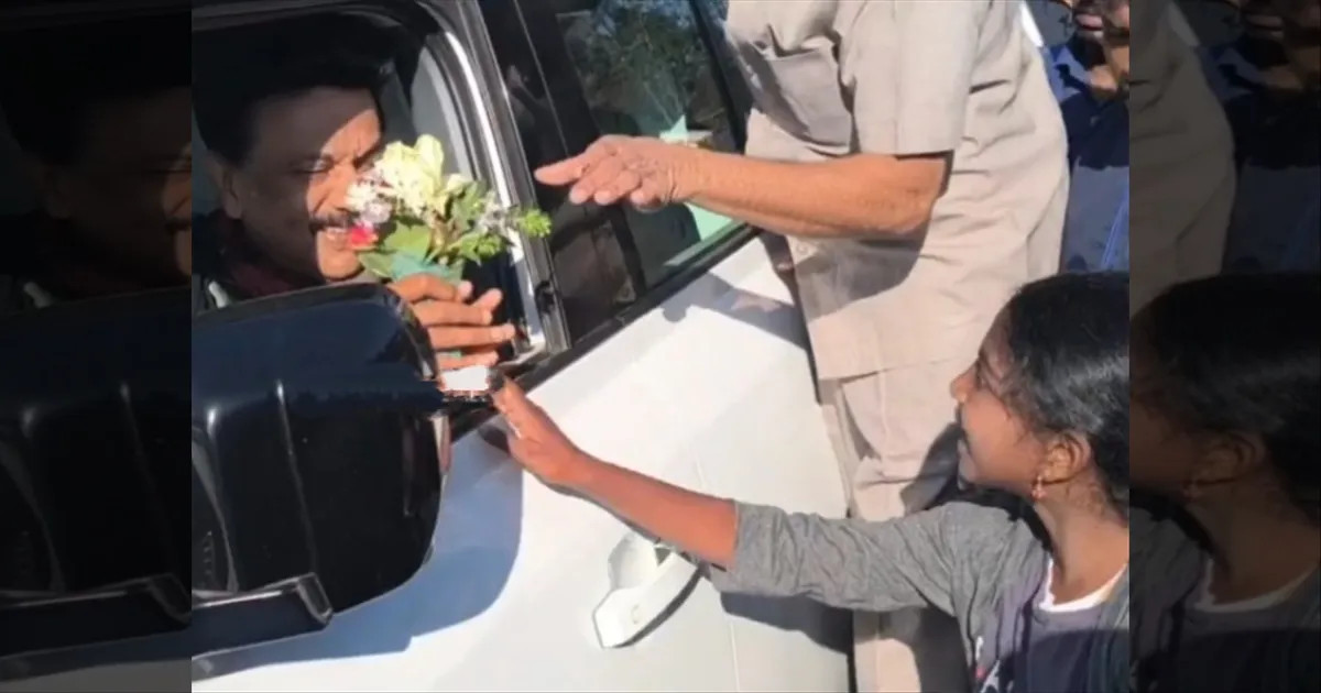 கொடைக்கானலில் நடைப்பயிற்சி சென்ற முதல்வர்..! செல்பி எடுத்து மக்கள் மகிழ்ச்சி..!