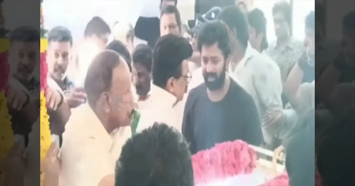 மீளா துயரில் திரை உலகம்... இயக்குனர் பாக்யராஜ் உடலுக்கு ஸ்டாலின், திருமாவளவன் மரியாதை..!